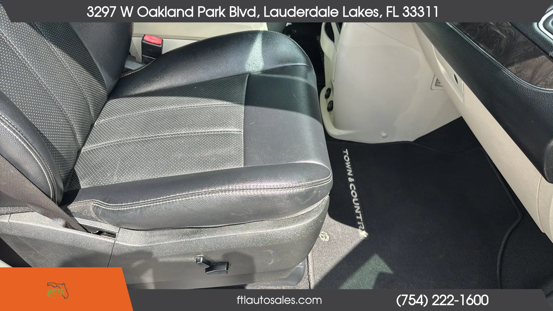 Used 2014 Chrysler Town & Country Touring-L FWD image 33
