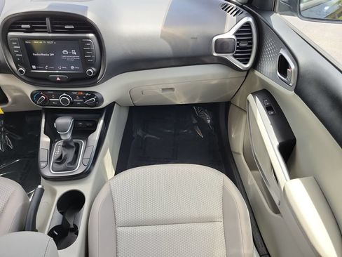 Used 2025 Kia Soul LX w/ LX Technology Package FWD image 14