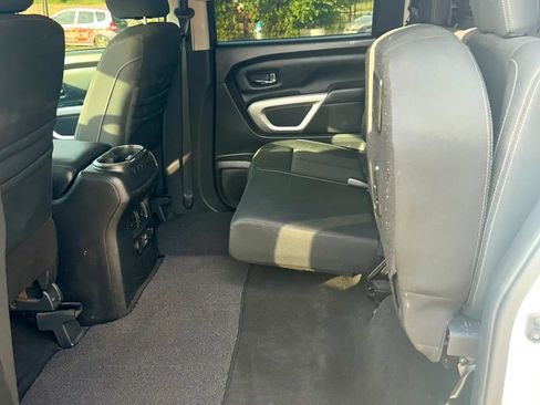 Used 2019 Nissan Titan SV w/ SV Convenience Package RWD image 12