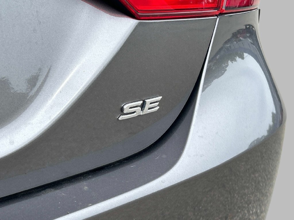 Used 2019 Toyota Camry SE FWD image 12