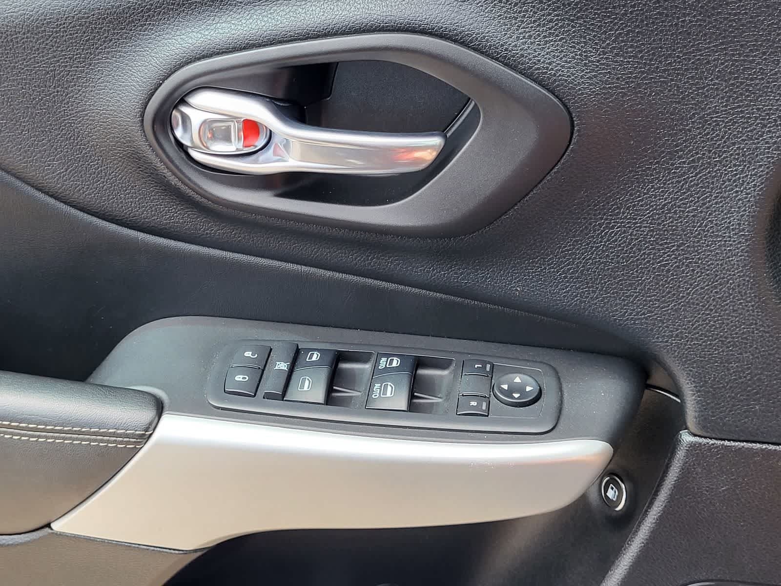 Used 2018 Jeep Cherokee Latitude Plus FWD image 15