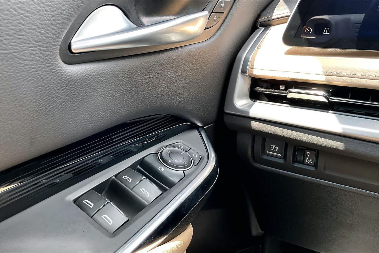 Used 2024 Cadillac XT4 Luxury w/ Cold Weather Package FWD image 36