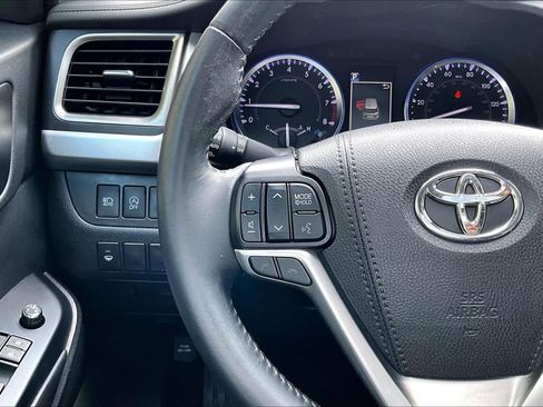 Used 2019 Toyota Highlander XLE FWD image 24