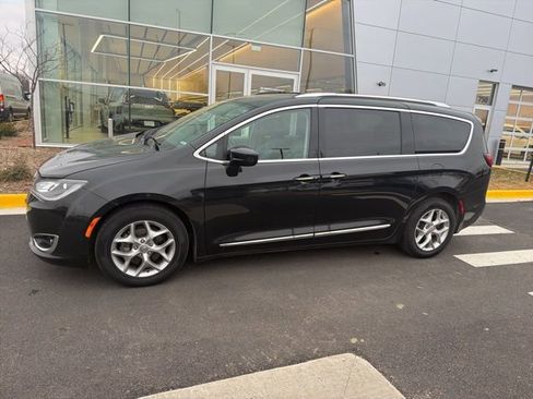 Used 2019 Chrysler Pacifica Touring-L Plus w/ Tire & Wheel Group image 3
