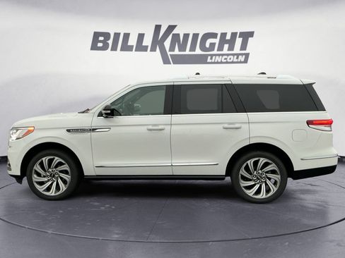 Used 2022 Lincoln Navigator Reserve AWD/4WD image 2