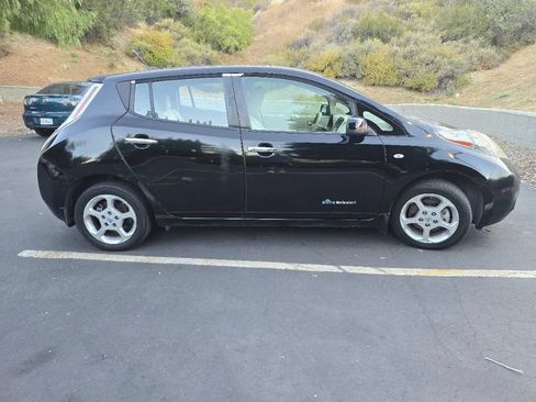 Used 2011 Nissan Leaf SL w/ Recycling/Organizational Pkg FWD image 4