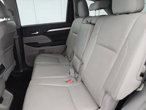 Used 2015 Toyota Highlander XLE FWD image 15