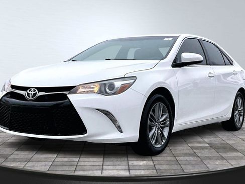 Used 2017 Toyota Camry XSE image 2