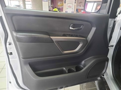 Used 2015 Nissan Titan SV image 8