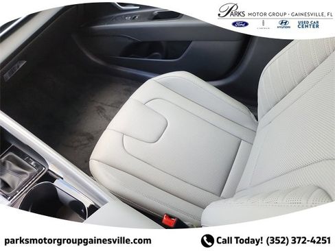 New 2025 Hyundai Elantra Limited image 12