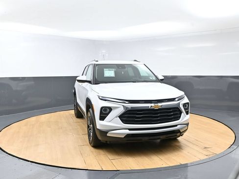 Used 2025 Chevrolet TrailBlazer LT AWD/4WD image 3