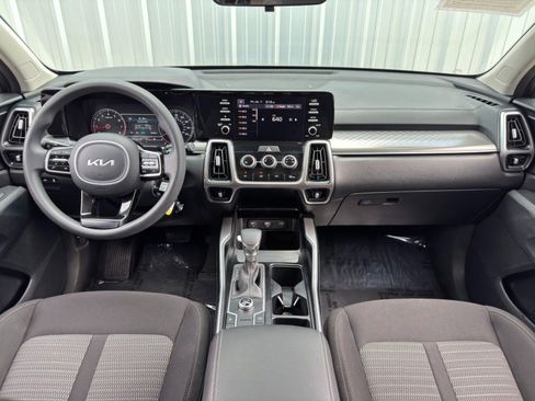Used 2022 Kia Sorento LX image 11