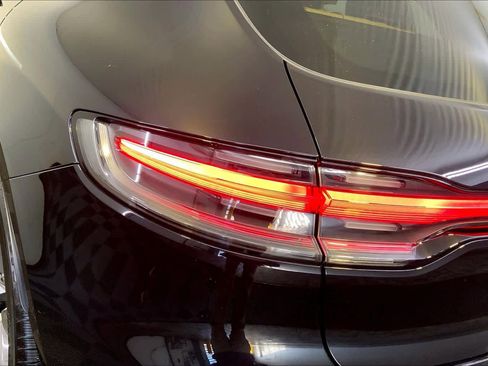 Used 2025 Porsche Macan image 30