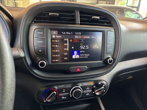 Used 2025 Kia Soul LX w/ LX Technology Package FWD image 17