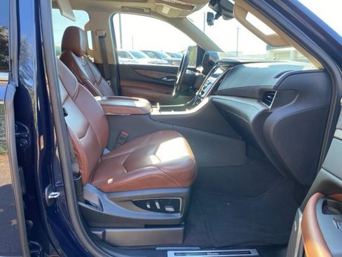 Used 2020 Cadillac Escalade Premium Luxury image 29