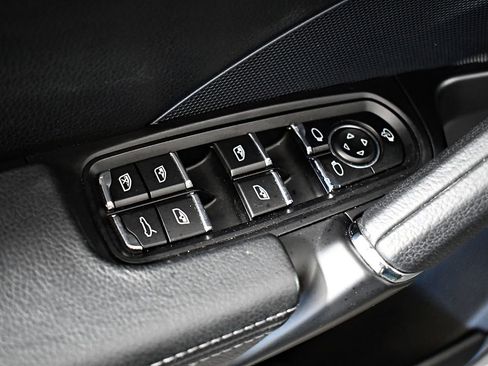 Used 2015 Porsche Cayenne S image 17