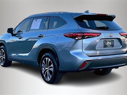 Used 2023 Toyota Highlander XLE image 4