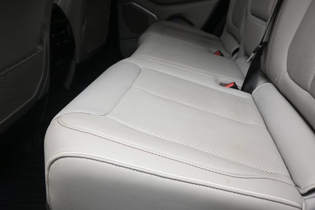 Used 2023 Jeep Grand Cherokee Overland RWD image 16