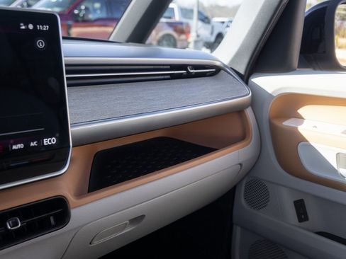 Used 2025 Volkswagen ID. Buzz 1st Edition image 42