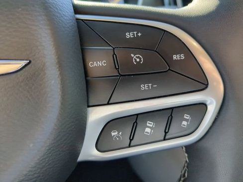 Used 2024 Chrysler Pacifica Touring-L FWD image 30
