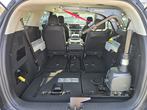 Used 2024 Kia Carnival LX image 12