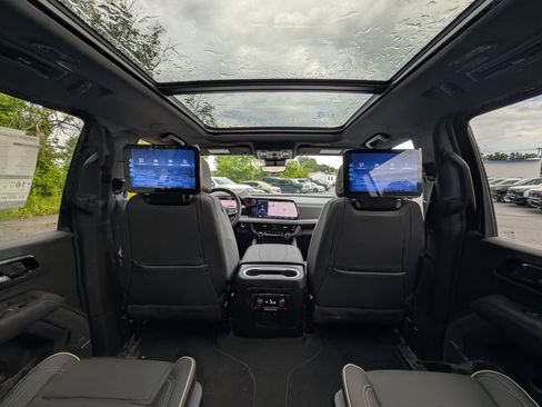 New 2025 Chevrolet Suburban Premier image 2