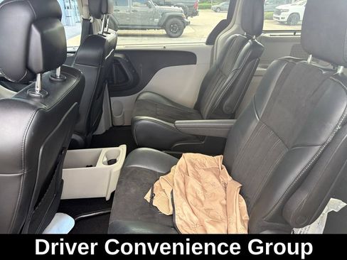 Used 2014 Chrysler Town & Country Touring-L FWD image 3