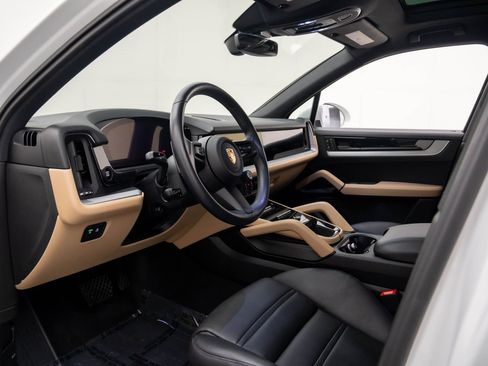 Certified 2024 Porsche Cayenne image 4