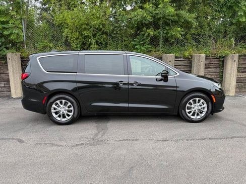 Used 2026 Chrysler Pacifica Limited FWD image 8
