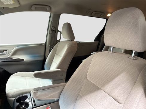Used 2016 Toyota Sienna LE image 21