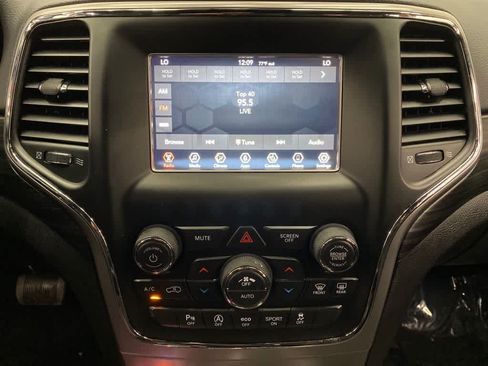 Used 2021 Jeep Grand Cherokee Laredo w/ Security & Convenience Group AWD/4WD image 26