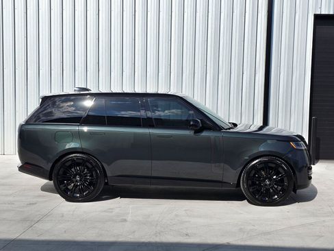 Used 2024 Land Rover Range Rover SE AWD/4WD image 3
