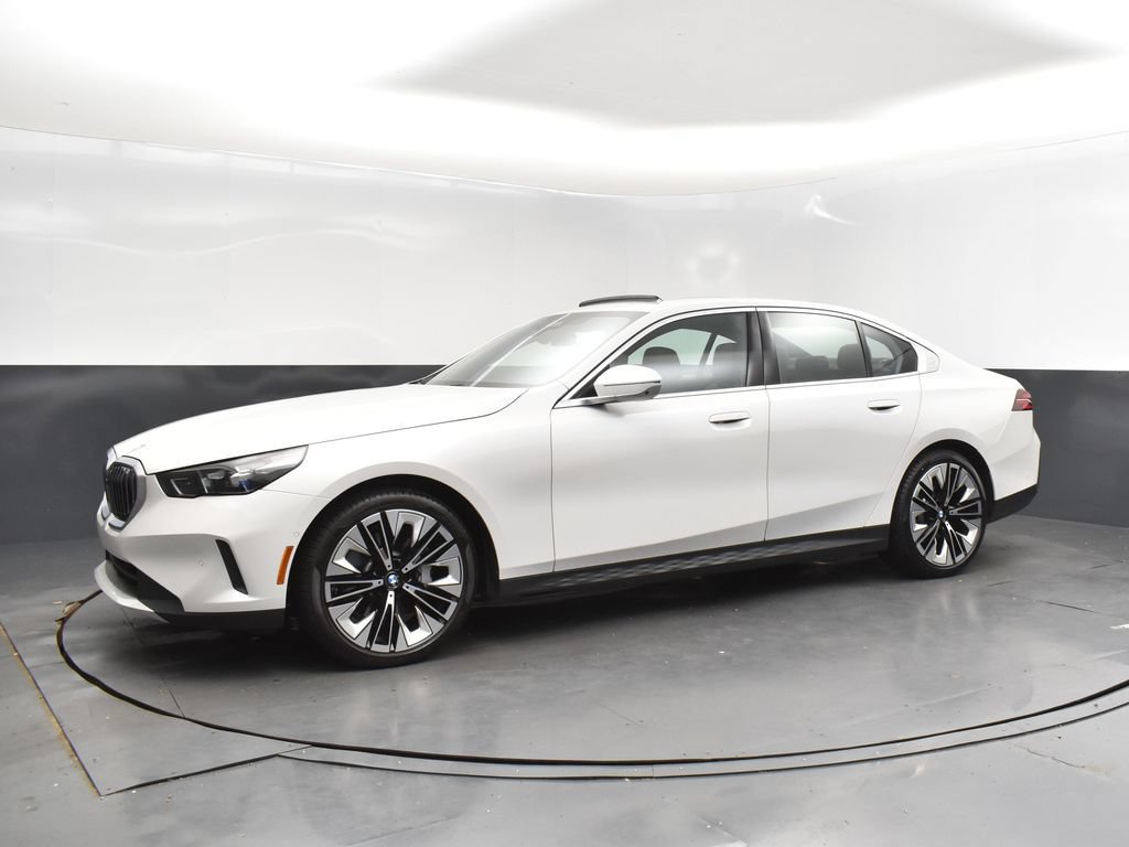 Used 2024 BMW 530i xDrive AWD/4WD image 3