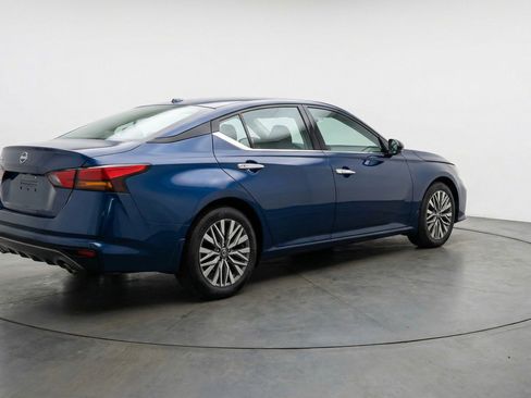 Used 2025 Nissan Altima 2.5 SV FWD image 9