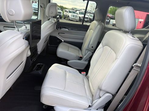 Used 2022 Jeep Wagoneer Series III w/ Premium Group I AWD/4WD image 27