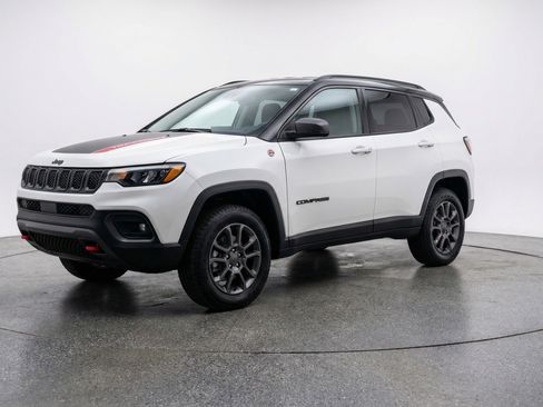 Used 2025 Jeep Compass Trailhawk AWD/4WD image 3
