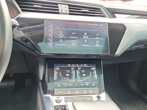 Used 2022 Audi e-tron Premium AWD/4WD image 28