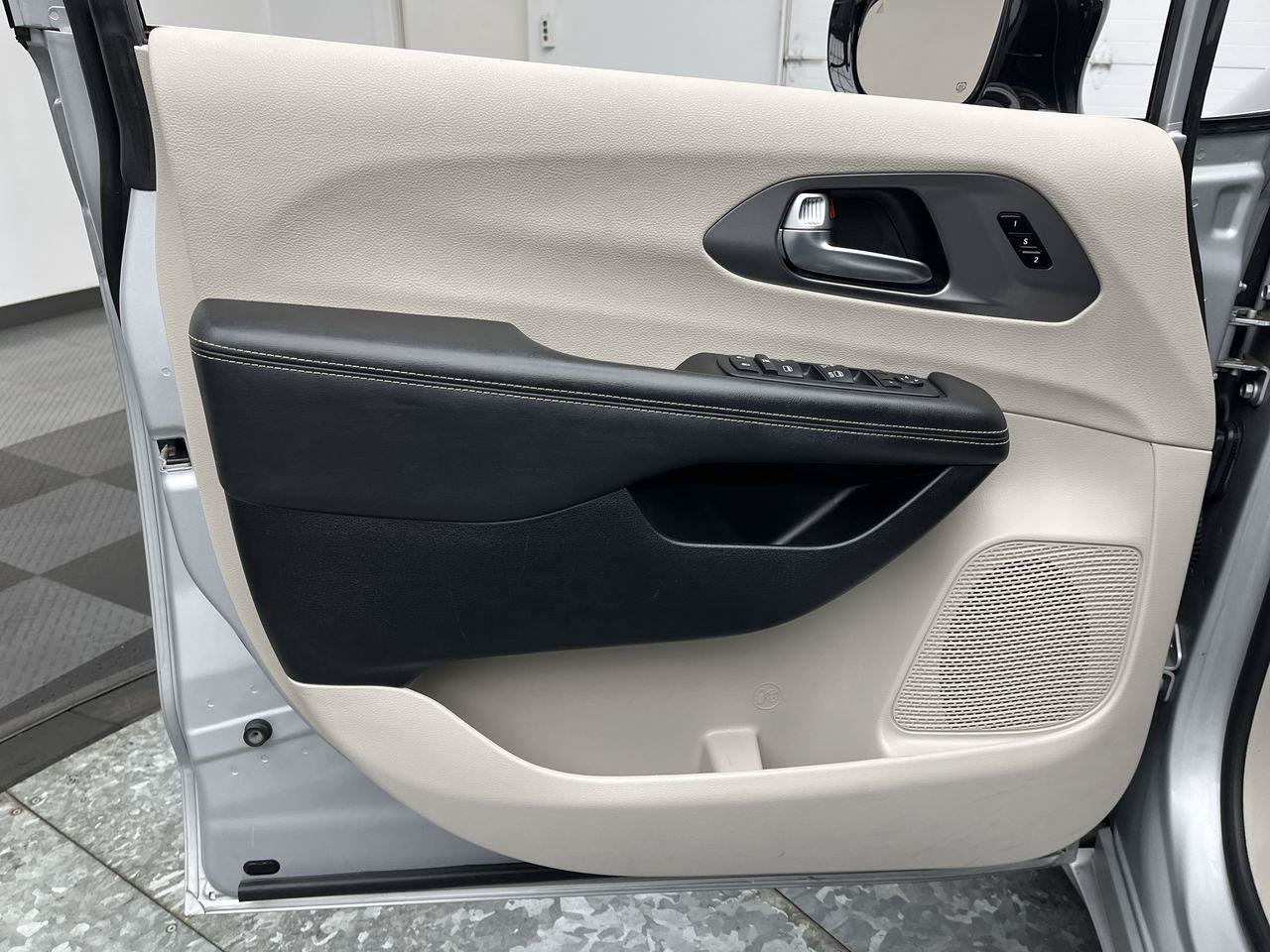 Used 2024 Chrysler Pacifica Touring-L FWD image 6