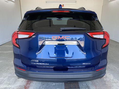 Used 2022 GMC Terrain SLE w/ Driver Convenience Package image 5