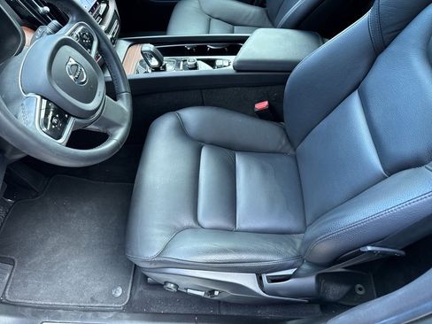 Used 2023 Volvo XC60 B5 Plus image 11