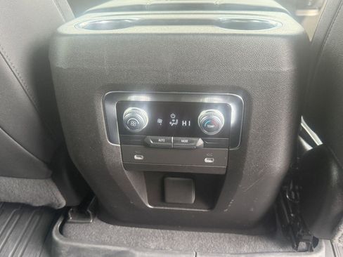 Used 2022 GMC Yukon SLT AWD/4WD image 40