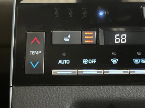 Used 2022 Toyota Avalon XLE image 7