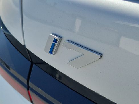 Used 2023 BMW i7 xDrive60 w/ Executive Package 2 AWD/4WD image 7