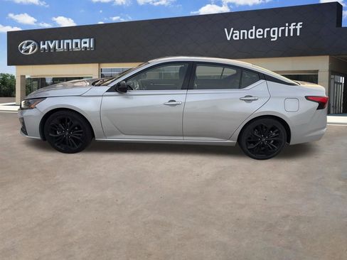 Used 2023 Nissan Altima 2.5 SR image 2