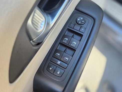 Used 2023 Chrysler Pacifica Touring-L FWD image 23