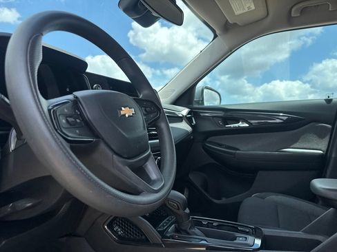 Used 2025 Chevrolet TrailBlazer LT AWD/4WD image 36