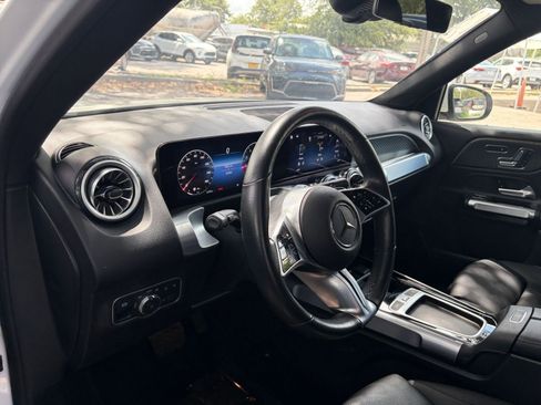 Used 2025 Mercedes-Benz GLB 250 image 36