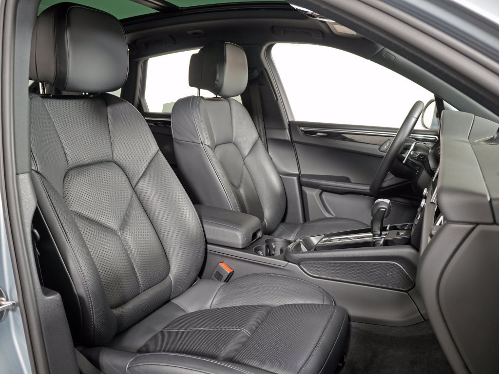 Certified 2023 Porsche Macan Turbo AWD/4WD image 41