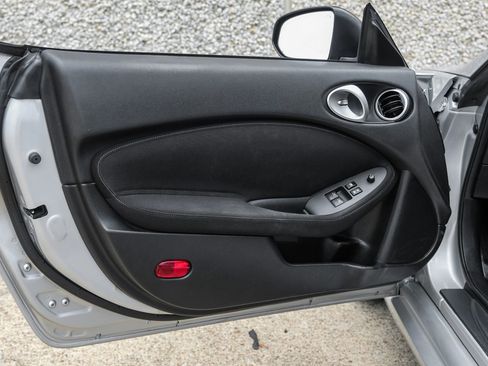 Used 2014 Nissan 370Z Coupe RWD image 30