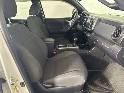 Used 2016 Toyota Tacoma TRD Sport image 18